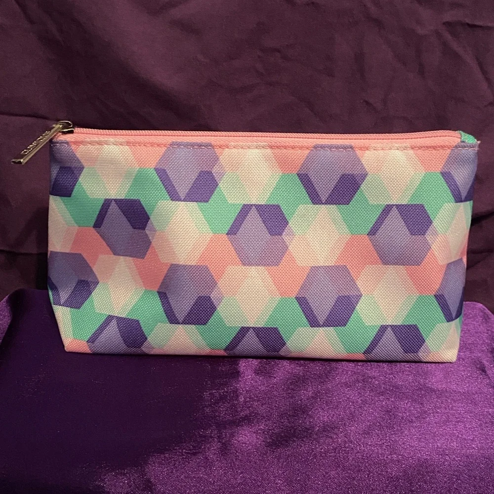 NEW Clinique Skincare Set with Hexagonal Pouch - Picture 6 of 7
